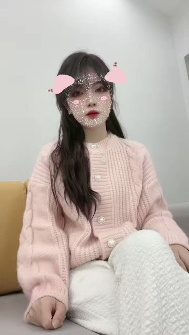 生活嘛  除了一地鸡毛  好像也没什么无关紧要的  还是要笑对生活🙃 &hearts;️好冷啊哈哈哈 https://t.co/W8fzm5Jkkl