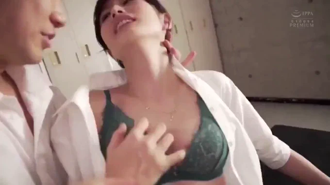 現実では絶対にできない教師を犯す行為 三咲美憂ちゃんが新人教師だったら そりゃ欲望抑えられないよね・・・ 0:58~の泣きそうな顔で喘いでる姿は 女性の弱さとエロさが共存してていい！ 何度もダメって言ってるのに 中出しされてしまう儚さよ