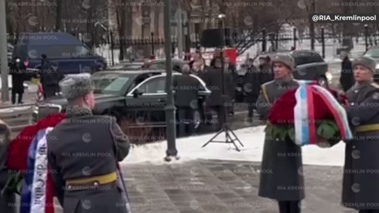 Кремлевский пул РИА on Twitter: "Путин приехал с букетом. Для супруги ...