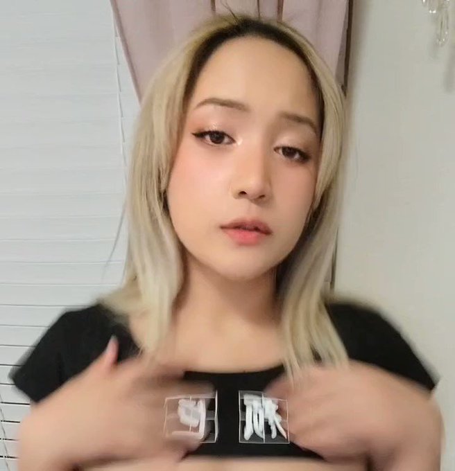 itty bitty crop tops are so cute https://t.co/3FzGQIJLaD
