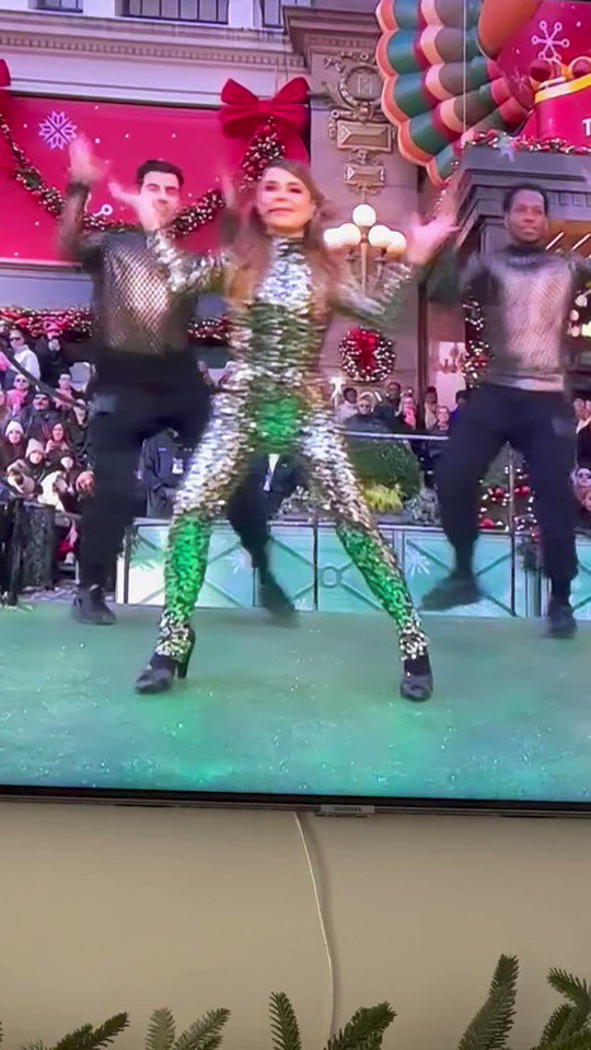 SΞAN on Twitter "Paula Abdul dancing and doing flips on a float at 60