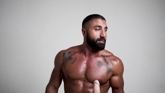The beyond sexy @TheSharok is now yours to take home! Grab his dildo and Fleshjack during our Black Friday