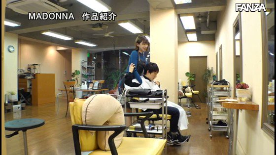「アナタだけの特別サービスですよ…？」 人妻美容師の誘惑 夫婦経営のヘアサロンで担当・すみれさんに中出しをせがまれ痴女られた僕。 黒川すみれ https://t.co/gNNiYddCfj
