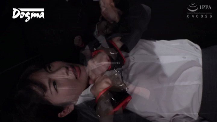 적대 조직에 잡혀 온갖 고문을당하는데