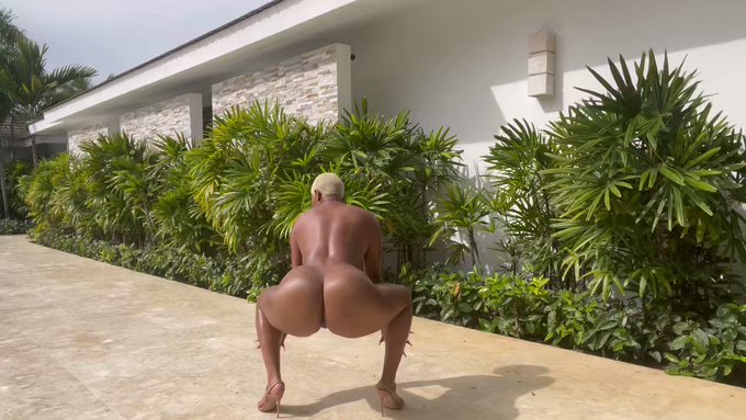 One thing bout them knees&hellip; o baby they strong 😈 https://t.co/BiGkn4oWaH