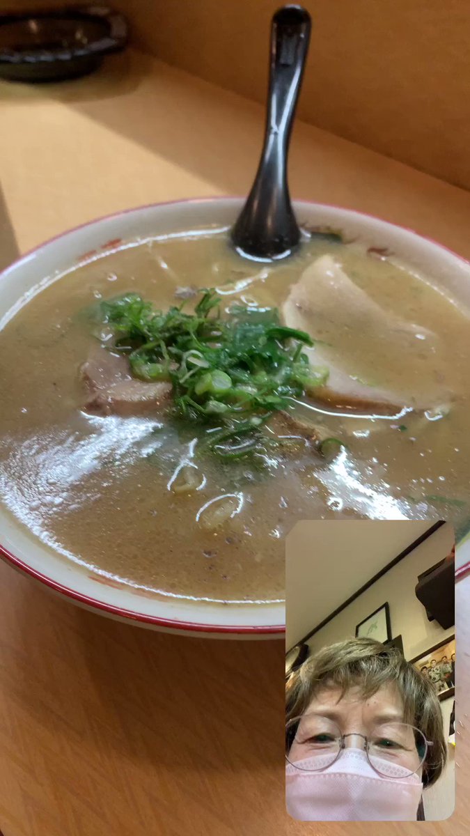 Today's midnight meal is ramen.🍜😋 The soup is tonkotsu (pork bone) flavor and looks delicious. But it will make me fat.😅 Accordi