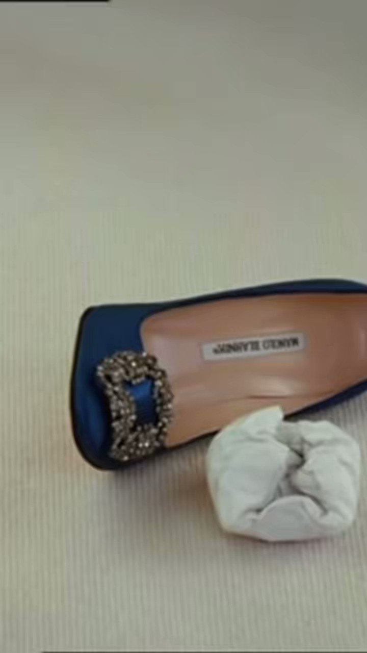 Wishing Manolo Blahnik a very happy 80th birthday! 