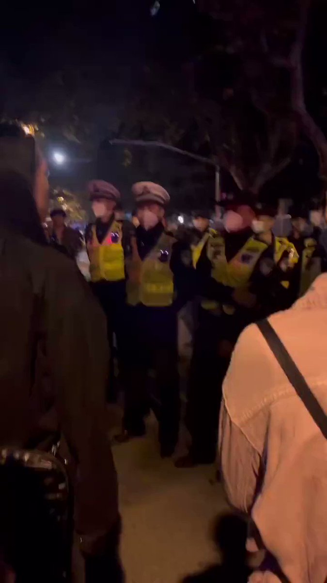 啊这?!你这词儿都是google机翻+港普对白啊。你问首都民警这个?能搭理你吗?那是亮马桥使馆区执勤的民警
你这不是问华盛顿警察的问题吗