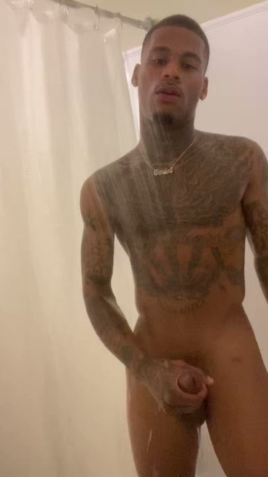 Goodmorning this wha happened juss now in the shower 😏 https://t.co/x3YC0ryOZJ