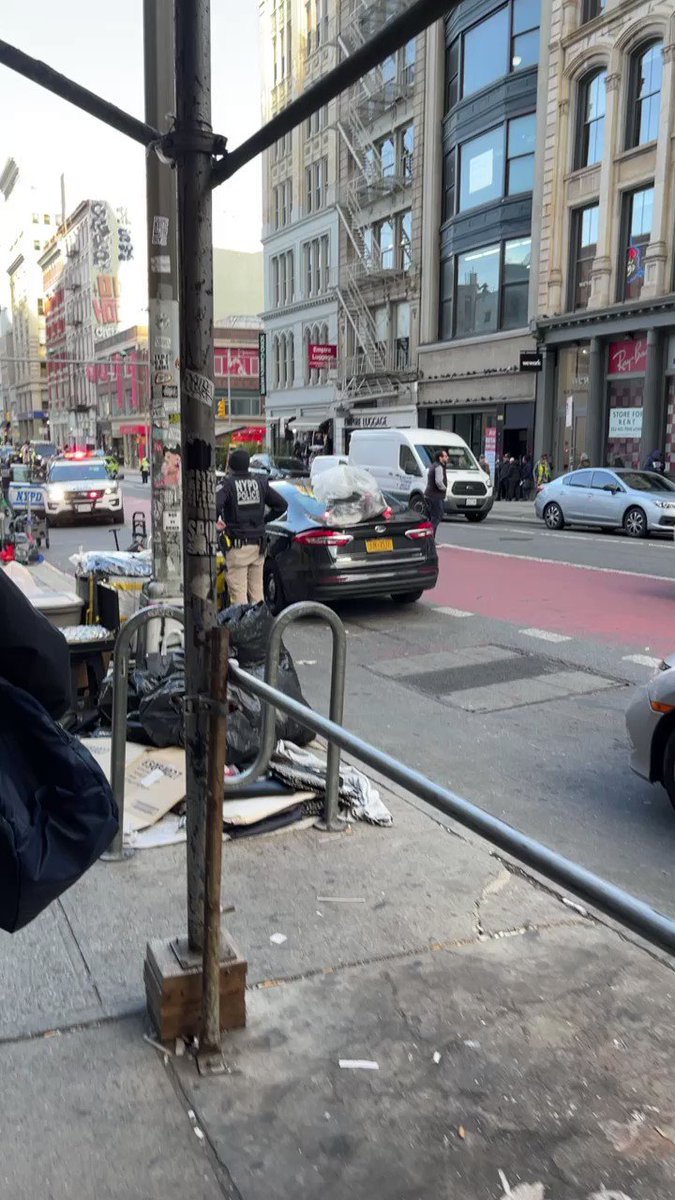 一斉捜査が入ったぽいキャナルストリート。何十年追いかけっこしてるんだろw 