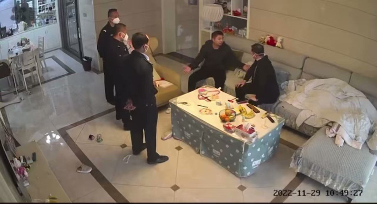 Nini艾番妮🇺🇸🇭🇰🇺🇦Margana🎗️ 👍💛💙 on Twitter: "#白纸革命 湖南街道主任廖勇带匪警非法闯入男子家,当幼孩子面