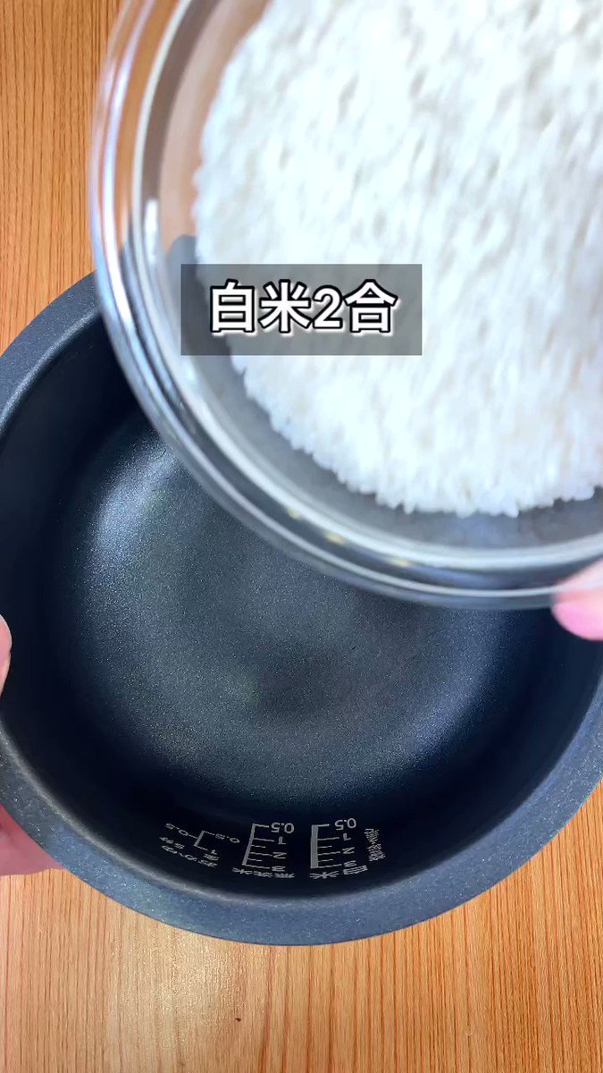 豪快に仕上げる！むね肉を丸ごと使った「鶏がら醤油炊き込みご飯」。