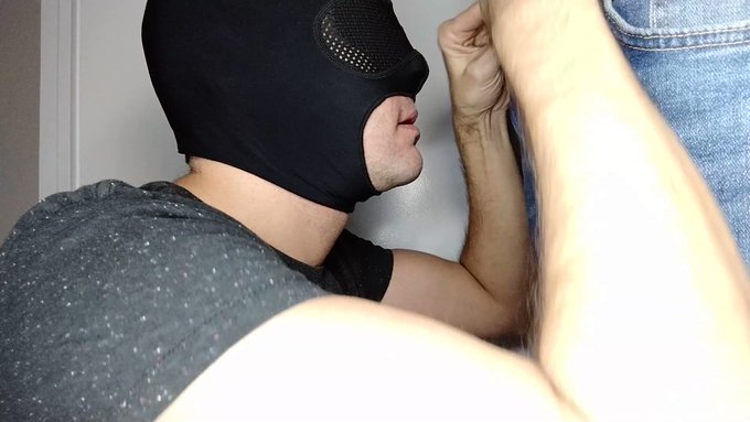 #Macho #futbolista #hetero vuelve de nuevo aunque esta vez sin #gloryhole, corrida en garganta. #throatpie