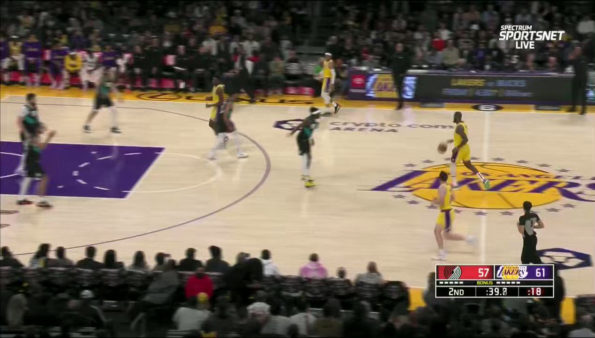 RT @HoodieIsaiah: Jusuf Nurkic definitely got some ptsd from this dunk by Lebron James 

#LakeShow https://t.co/9Qy4h2DIWk