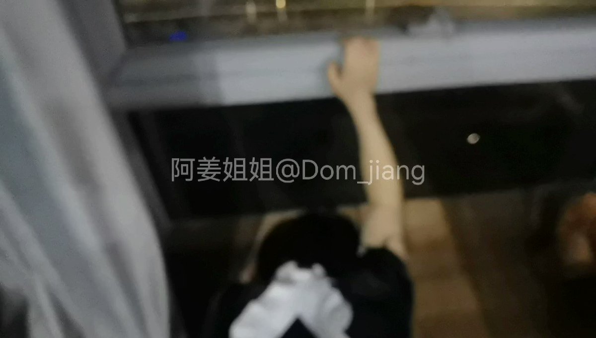 #四爱 #四爱女攻 #女攻四爱 #女攻 #女S 对房间最满意的地方,就是落地窗了,恐吓小狗说有人在看我们,明明吓到了,叫的也更软了