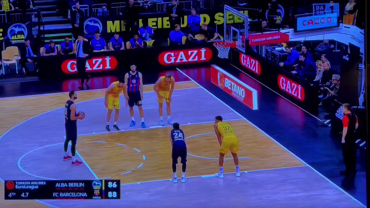 Matteo Andreani on Twitter: Incredible mistake at the table during  EuroLeague game between Alba Berlin - FC Barcelona. The clock remains  stopped at 4.7 seconds despite the ball being in play for