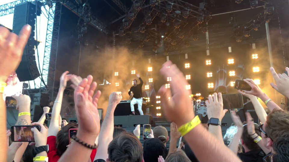 roman-on-twitter-right-up-front-for-deftones-moments-before-i-got
