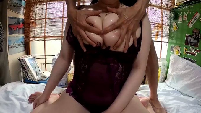 魅惑の巨大乳房、桃色の乳首…僕のセフレちとせさんをうちに呼んだ。柔すぎて揉むと指がめり込んじゃいます!!
すぐ潮吹きしちゃう敏感肉厚マ●コ！肉が波打つ高速杭打ち騎乗位！チ○ポもげそうな気持ちよさ！強すぎる感受性と性欲は変態級！何度もイカせて中出し＆手マン！豊満な体は底無し沼！ https://t.co/cxvIBRz1lE