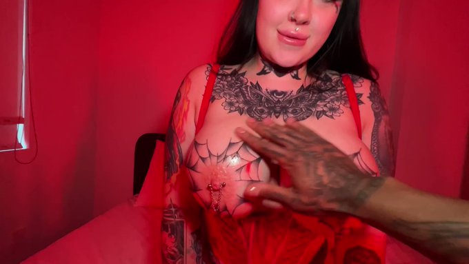 use all my holes pls @theyloveflaxk https://t.co/p0utC8sMia