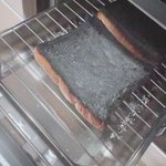 トーストが見るも無残な状態に…。真っ黒こげは証拠隠滅!