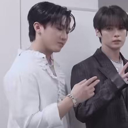 비니 on Twitter: "the behind of this minbin photo https://t.co/SVoIQPAxV1 ...