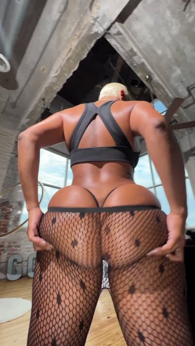 Oil it up and smack it daddy&hellip; https://t.co/MY8KuAIBwi https://t.co/DXNHalLR7s