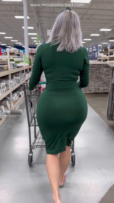 Ass expansion in public. Want to help mommy with her holiday shopping? 🎄 https://t.co/Jk8XDVyNXN