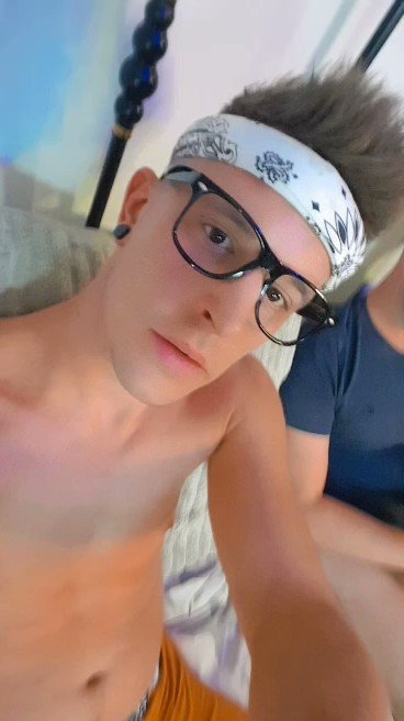 Now live on https://t.co/CdU50jDwrc!! ???? COME SAY HI ???♂?? @foralltheboyzz @purelygayporn @cam4_gay