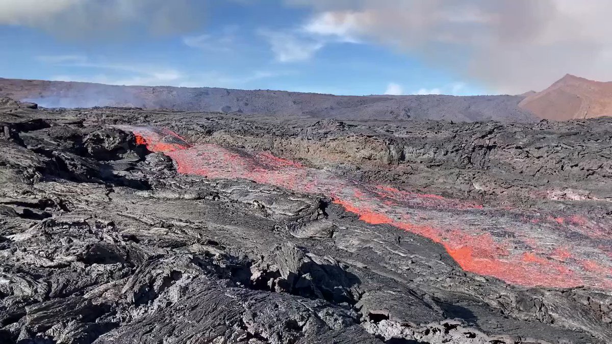 USGS Volcanoes🌋 on Twitter "Spotted yesterday at MaunaLoa a lava