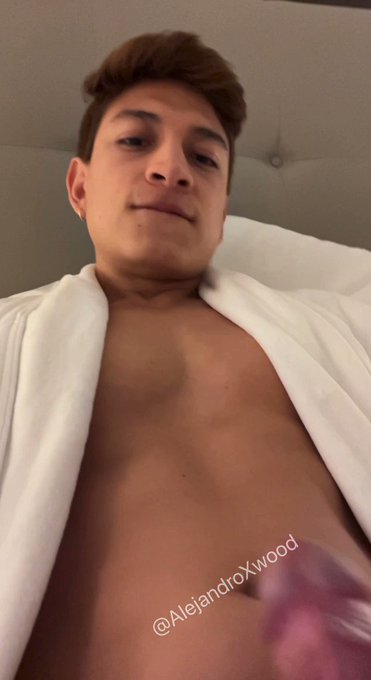 Watch me cum all over my chest ??. Like and rt if you like cum ???@alejandroxwood1 ???  // https://t
