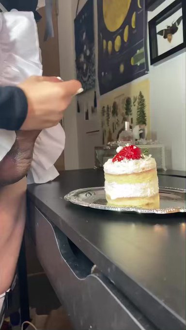 Trans girls make the best maids 🍆💦🎂 https://t.co/H4DiQhfkv7