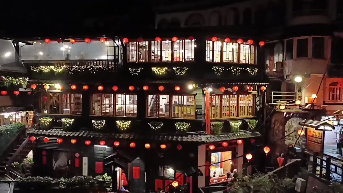 【台湾の人気観光地】 夜の九份といえば、有名な豎崎路にある赤い提灯を見ることですよね～🏮 雨が降っていましたが、やっぱりキレイ～！ 海悅樓から阿妹茶館の様子を動画に撮ってみましたので、九份の雰囲気を感じてみてくださいね🏮