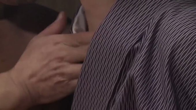 寒くて厳しい昭和の冬。囲炉裏と火鉢で暖を取り、ちょいと一杯ひっかけながら、ぬくき女体を愛でる風情。コンクリートの現代から、遠く離れた過去の日本が本作にはあります。貧しかったあの時代、老いも若きも精一杯、性を謳歌しておりました。 https://t.co/UeunqM6RzS