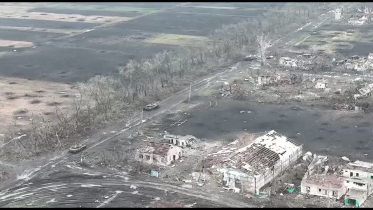 [分享] 烏克蘭T-64BV一炮擊毀俄羅斯T-72B戰車