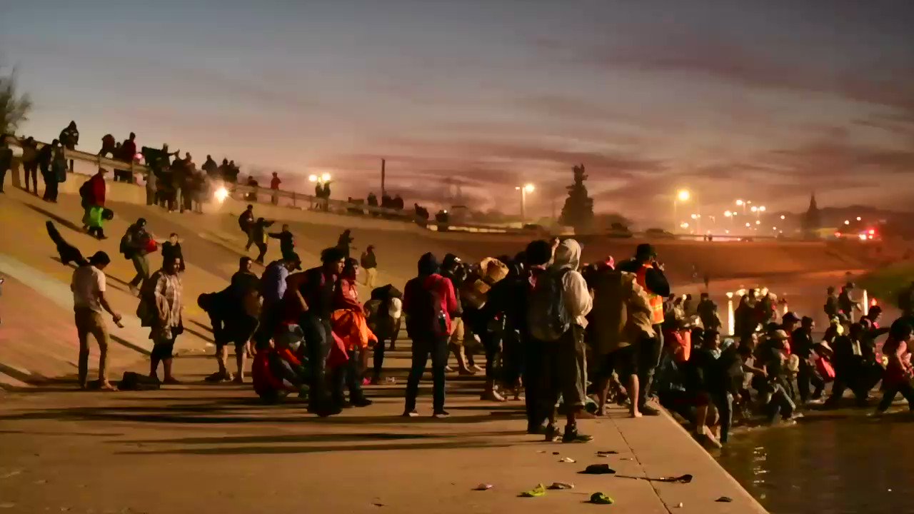 Bill Melugin on Twitter: "BREAKING: A huge migrant caravan of over