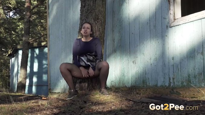 A desperate European brunette rips her #pantyhose to #pee next to a tree 💦🌳

#pissing #peeing #outdoors