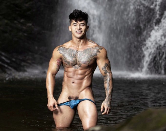 Alex is all muscle! Watch this guy flex on live chat! #JockMenLive #camguy #muscleslut 
@alexdemarco17