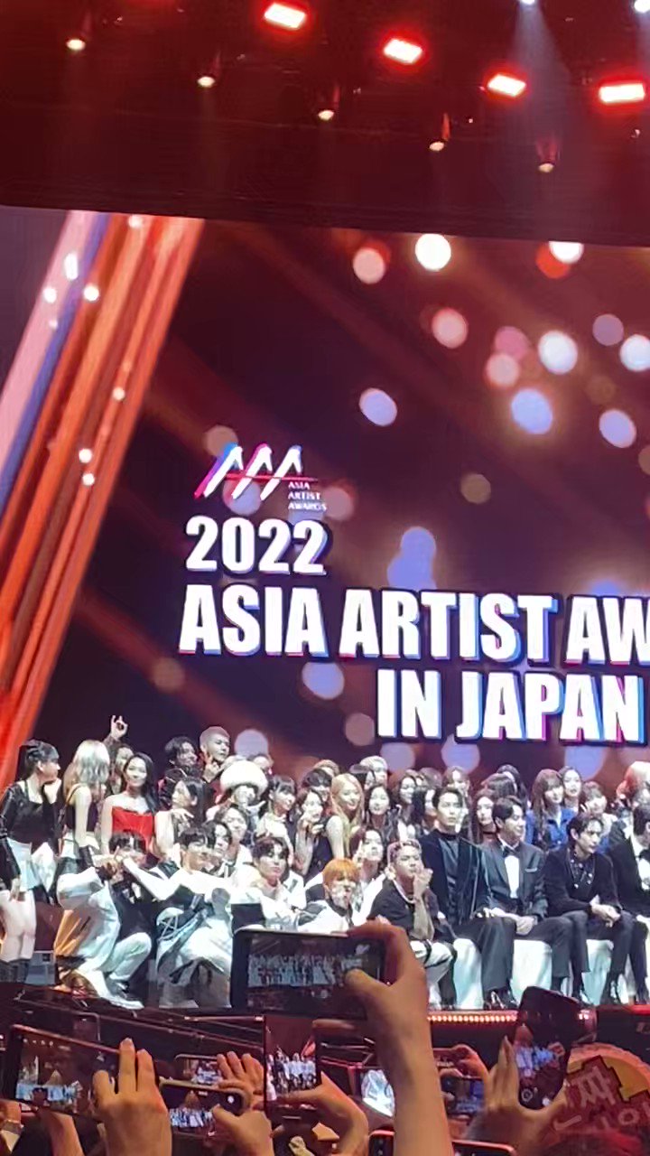 [閒聊] 被說很過分的AAA頒獎典禮的大合照