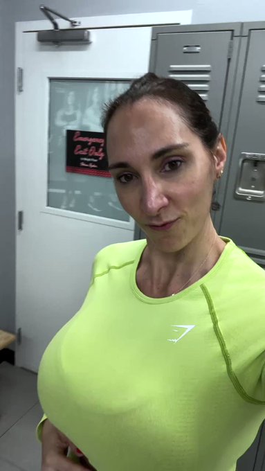Getting ready to walk on full winter gear in NYC this weekend!! ??. Catch more sweaty boobies on my fan