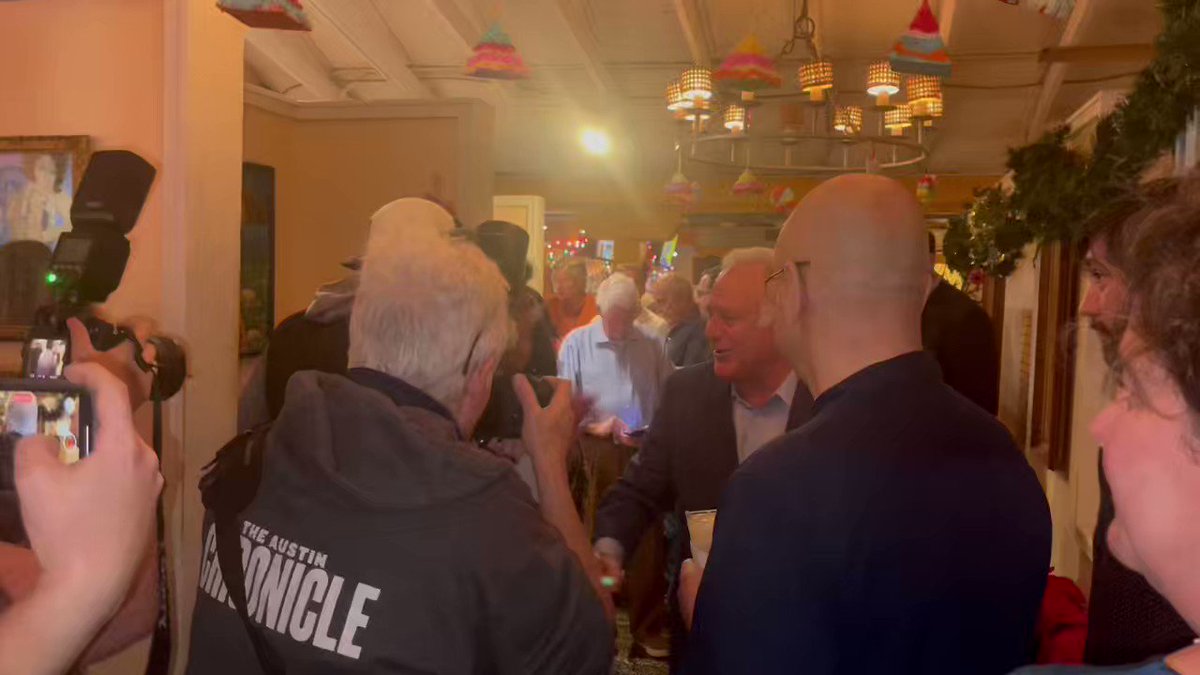 Ford Sanders KVUE on Twitter "Watson just arrived. Greeting friends