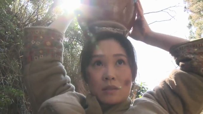 水汲みを終え山道を歩く農婦。眼前には山賊らしき男。男は農婦を見た。水瓶を抱え、そして乳房を丸出しにして歩く姿。農婦はただならぬ雰囲気を察し逃げる。それを追う男。農婦はあっけなく男に捕まり茂みの中へ連れ込まれ、たわわに実る乳房揉みしだき、舐めまわす。そしていきり立つ肉棒を突き立てる https://t.co/VCukXp2TDR