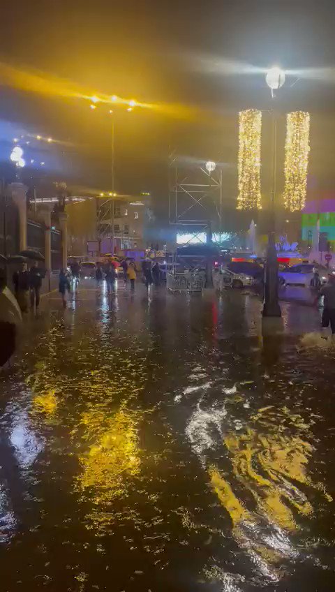 昨夜のマドリード、バンコ・デ・エスパーニャ駅（シベーレス広場のすぐ横）、大雨で大変なことに。 