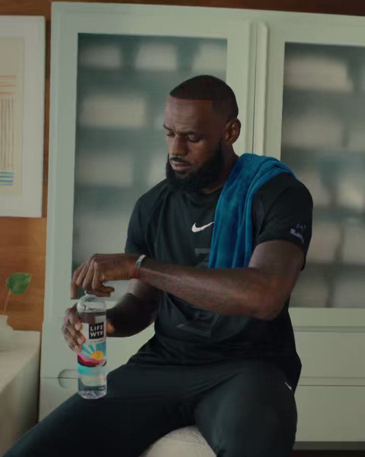 PsBattle: LeBron James getting water poured on him : r ...