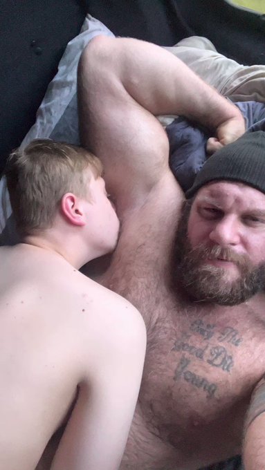 Good boy sniffing his Daddy’s armpits after the gym..!! ?? https://t.co/i8ziEreFcN

#gaydaddy #gayandproud?