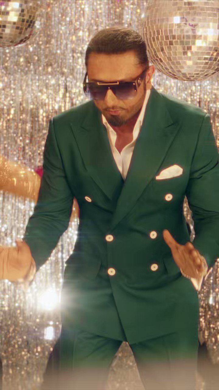 Poll: Darshan Raval Vs Yo Yo Honey Singh: Who Looks Hot In Black Suit? |  IWMBuzz