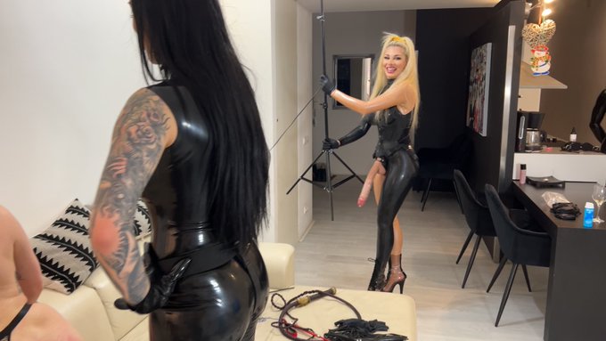 Backstage 🖤🤶

Sometimes I am just trying to do the best for filming so I became a human furniture 🪑 to