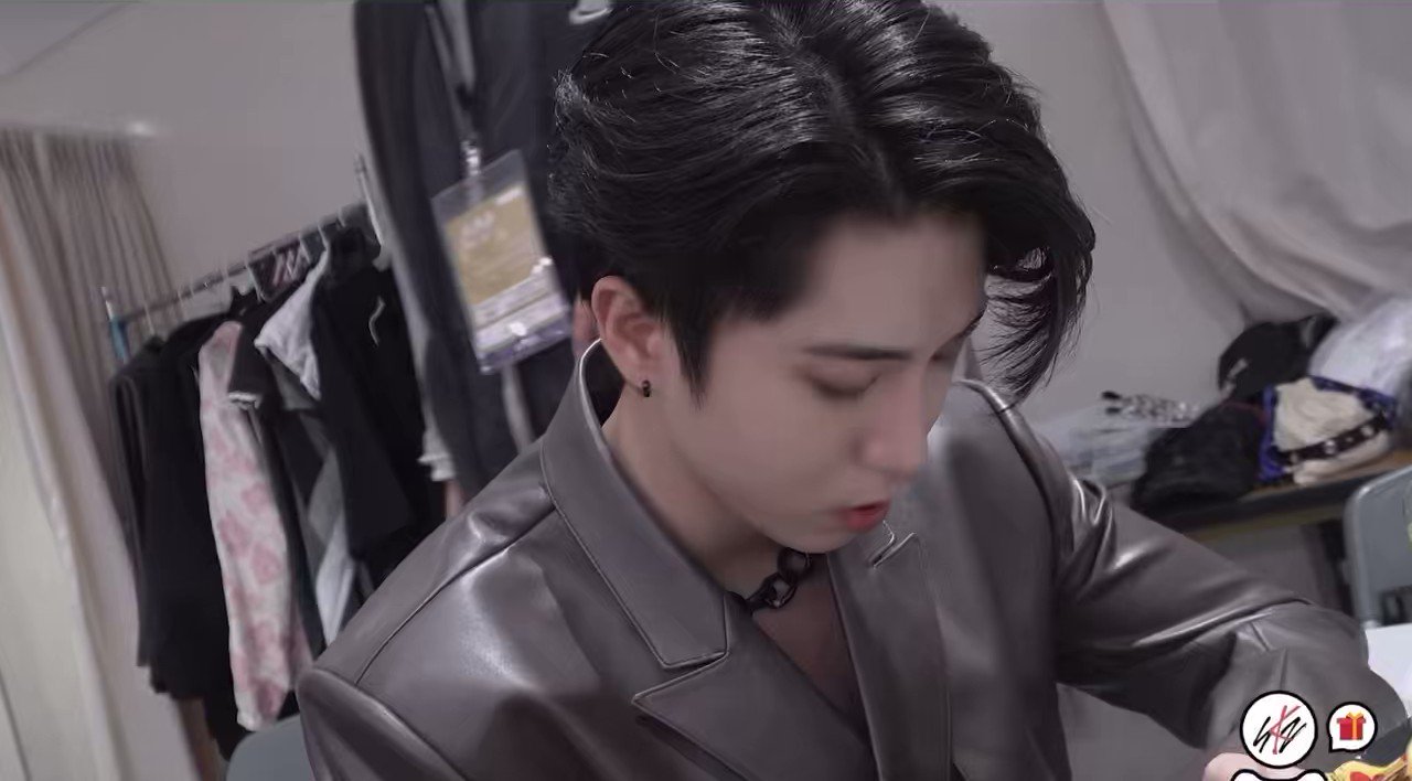 댕꾸 ̈ on Twitter "the staff poked jisung’s cheek out of nowhere dhshssj