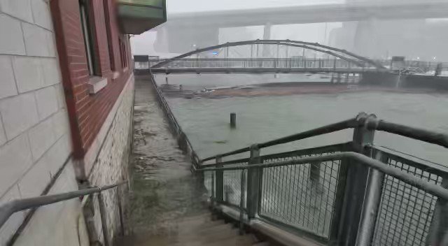 RT @weather_buffalo: Downtown Buffalo is already experiencing flooding! 

#buffalo #blizzard https://t.co/XdG1zilklo