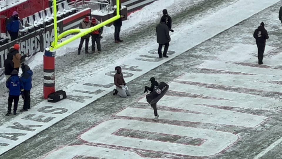Mary Kay Cabot on Twitter "Browns David Njoku meditating before the