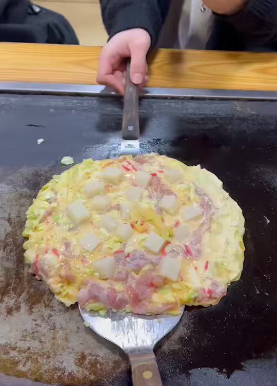 『初めての共同作業』には早すぎた！？ｗｗ娘が彼氏とお好み焼きをひっくり返そうとした結果・・